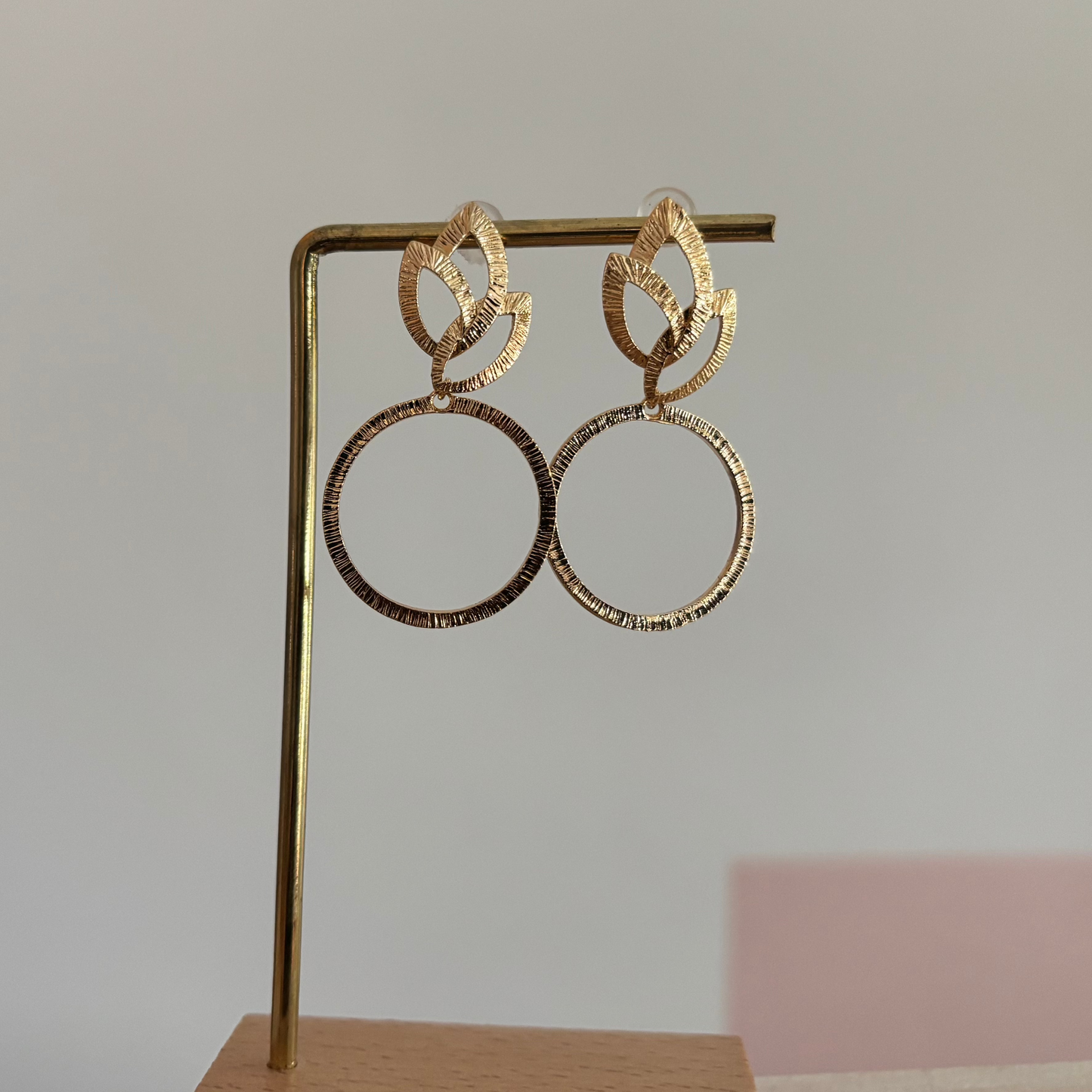 14k vergulde oorbellen met open blad steker en gehamerde ring, circa 4 cm lang.