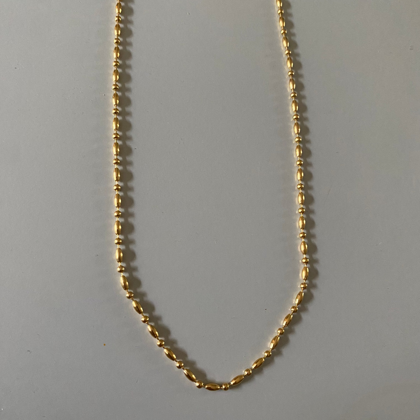 Minimalistische kettinkjes met PVD 24k goudlaag, roestvrij staal, 45 + 5 cm, te personaliseren met een bedel uit de bedelcollectie