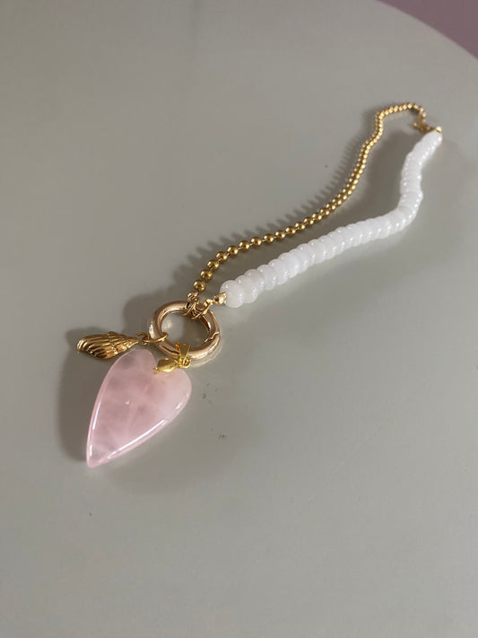 Handgemaakte hoogwaardige ketting van enerzijds RVS materiaal en anderzijds wit natuursteen met een connector en daaraan 2 bedels.