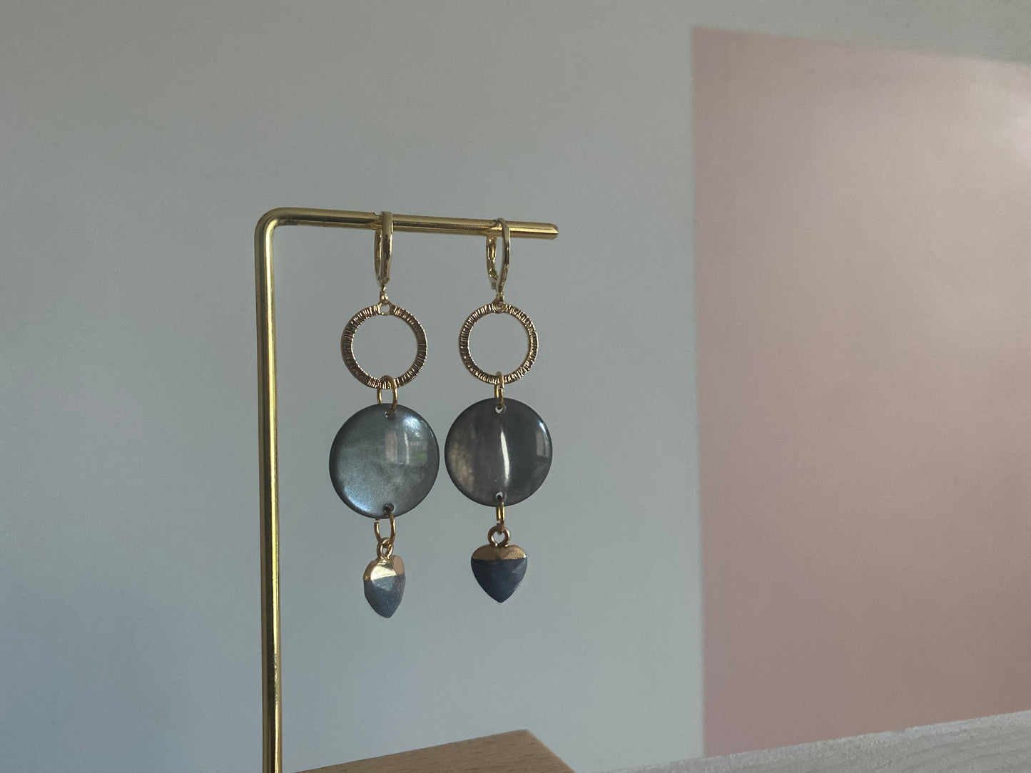 14K vergulde stekers met een prachtige glanzende cabochon en een mini natuurstenen hartje
