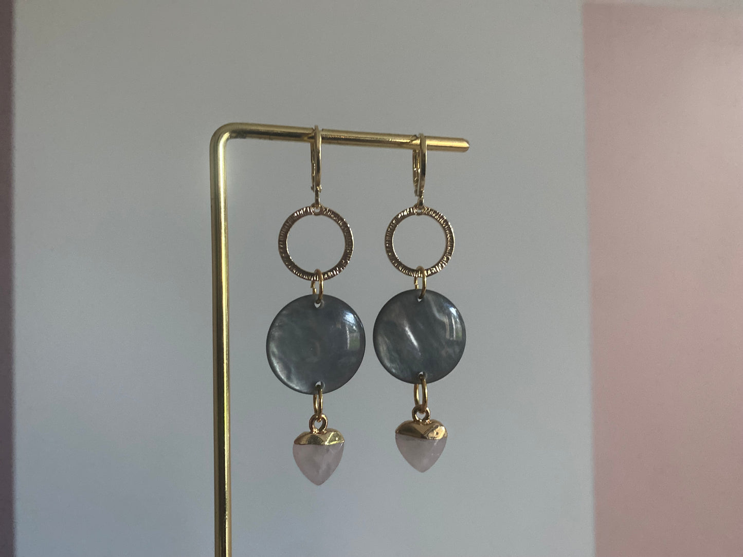 14K vergulde stekers met een prachtige glanzende cabochon en een mini natuurstenen hartje