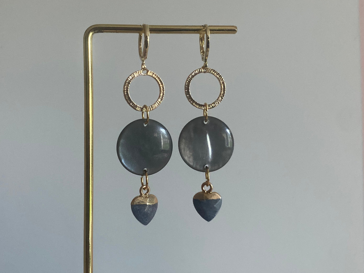 14K vergulde stekers met een prachtige glanzende cabochon en een mini natuurstenen hartje