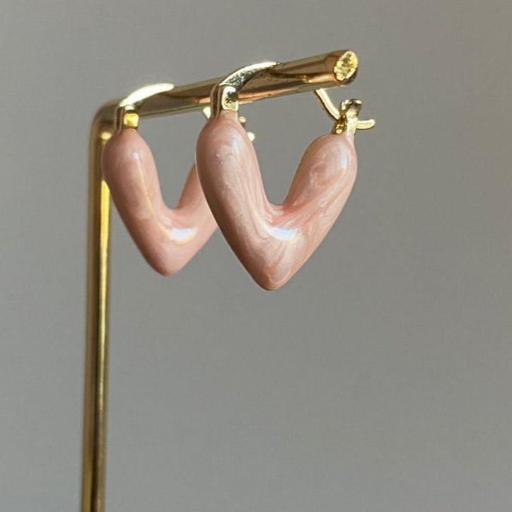 14K vergulde oorringetjes met een glanzende zachtroze emaille hartenbedel