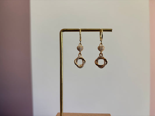 Goudkleurige oorbellen met klepringetje en bedels van zirkonia, inclusief hartje en knoopvormige hanger, ca. 3 cm