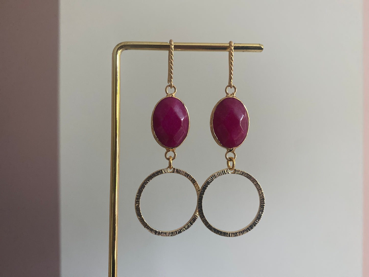 14k vergulde oorringen met fuchsia ovale natuursteen en gehamerde ring, ca. 6 cm lang.