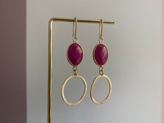 14k vergulde oorringen met fuchsia ovale natuursteen en gehamerde ring, ca. 6 cm lang.