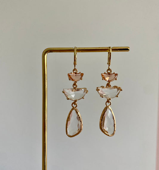 14K vergulde ringetjes met perzikkleurige halve maan glasbedel, een transparante halve maan glasbedel en een asymmetrische transparante langwerpige glasbedel.