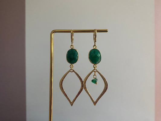 14k vergulde oorbel met donkergroene steen en gehamerde druppelvormige hanger, ca. 6 cm lang