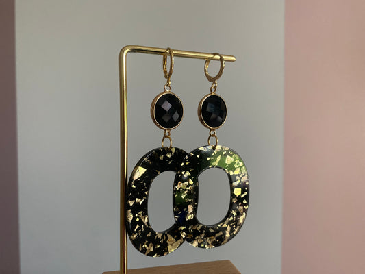 Statement oorbel Machteld met acryl hanger in zwart en bladgouden snippers