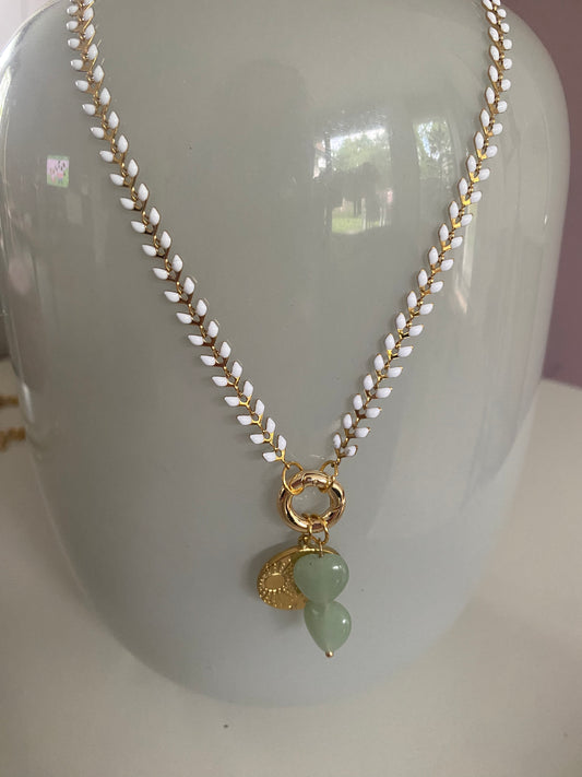 Emaille witte blaadjes ketting met daaraan een connector en 18K vergulde zon maar sterren bedel en 2 jadegroene natuurstenen hartjes aan een connector.