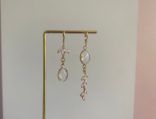 Handgemaakte 14K vergulde oorbellen met zirkonia bladeren en opaal glasbedels