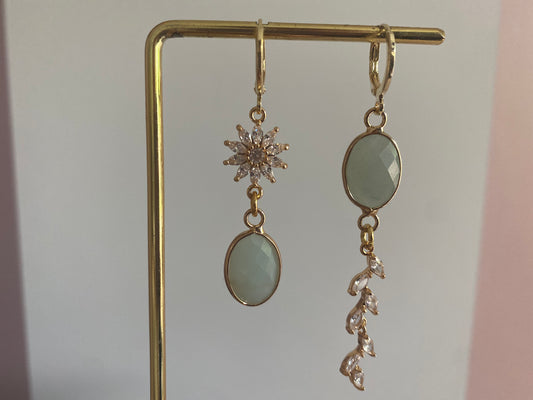 asymmetrisch paar, onpaar oorbellen, natuurstenen mintgroen, zirkonia strengetje zirkonia bloem 14k verguld