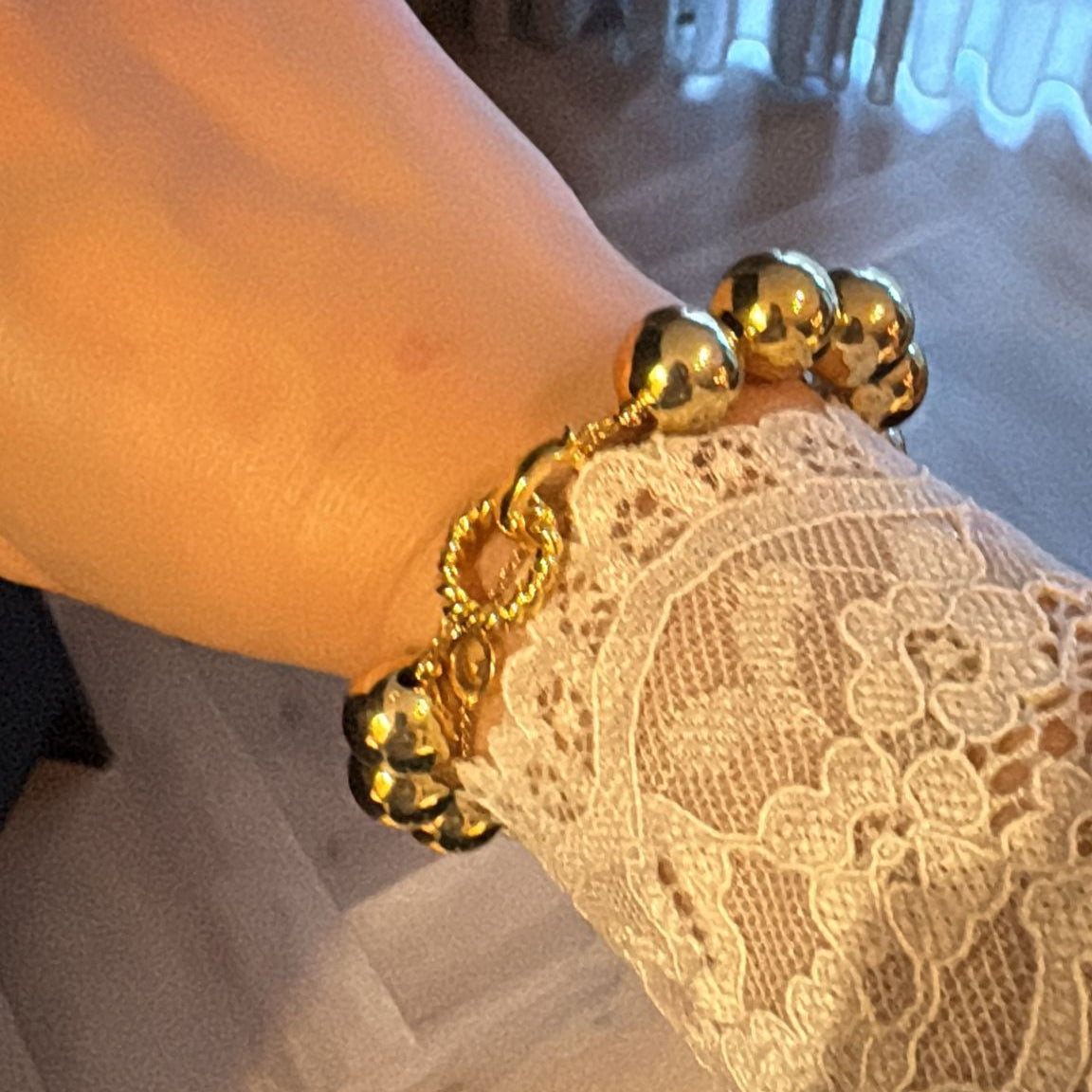 Goudkleurige kralenarmband met 14mm 3D acryl kralen en connector sluiting