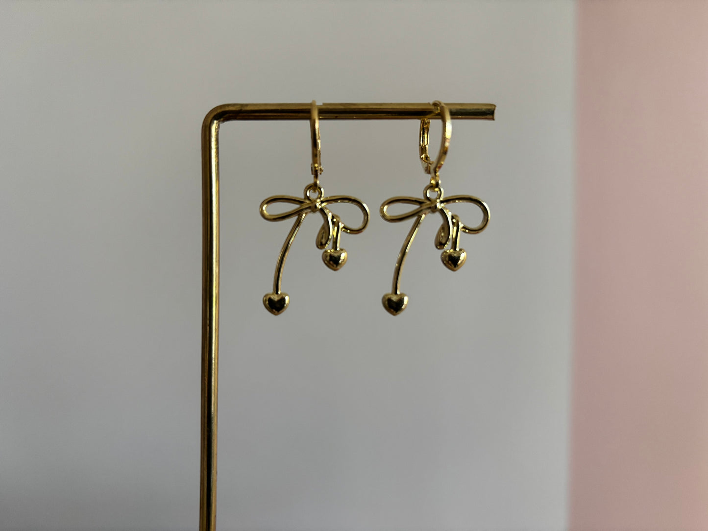 14k vergulde strikjes oorbellen, ca. 3 cm lang, speels en elegant ontwer