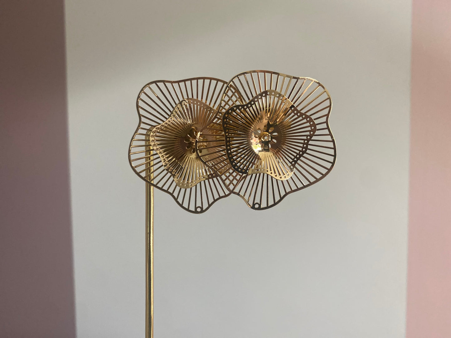 Lichtgewicht statement oorbel in open bloemstructuur