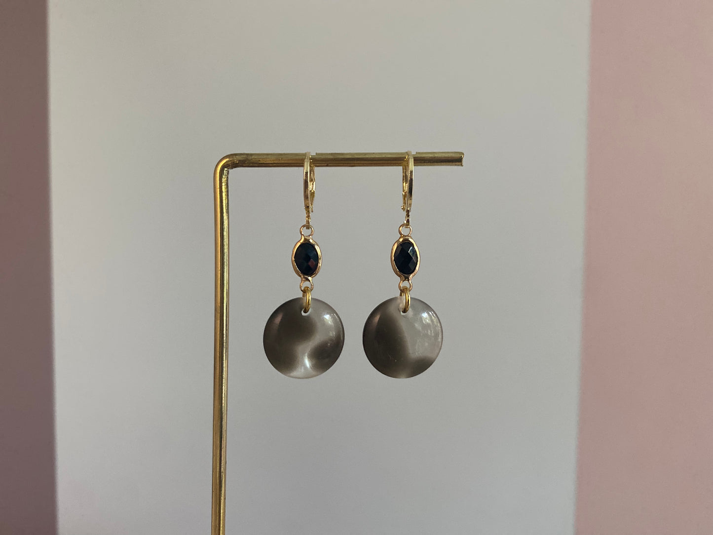 14k vergulde oorbellen met koeprint cabochon en zwart steentje, ca. 4 cm lang, licht en veelzijdig ontwerp.