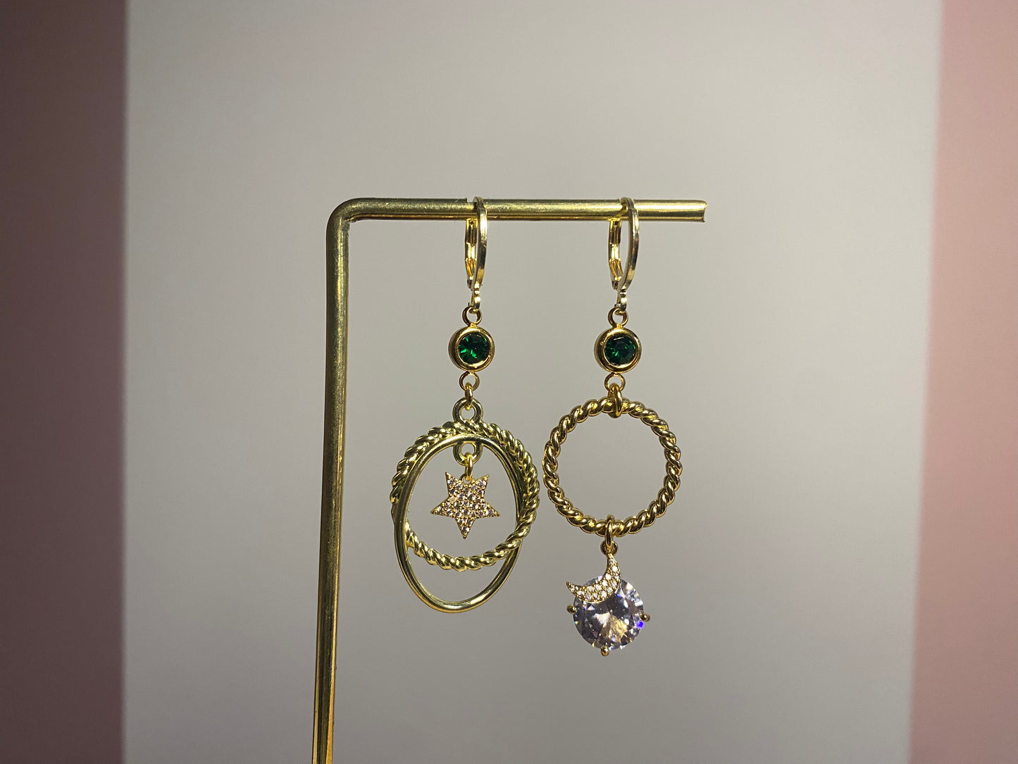 Asymmetrische 14k vergulde oorbellen met ster en maan, smaragdgroene of magenta steen en zirkonia details, feestelijke Noelle oorbellen.