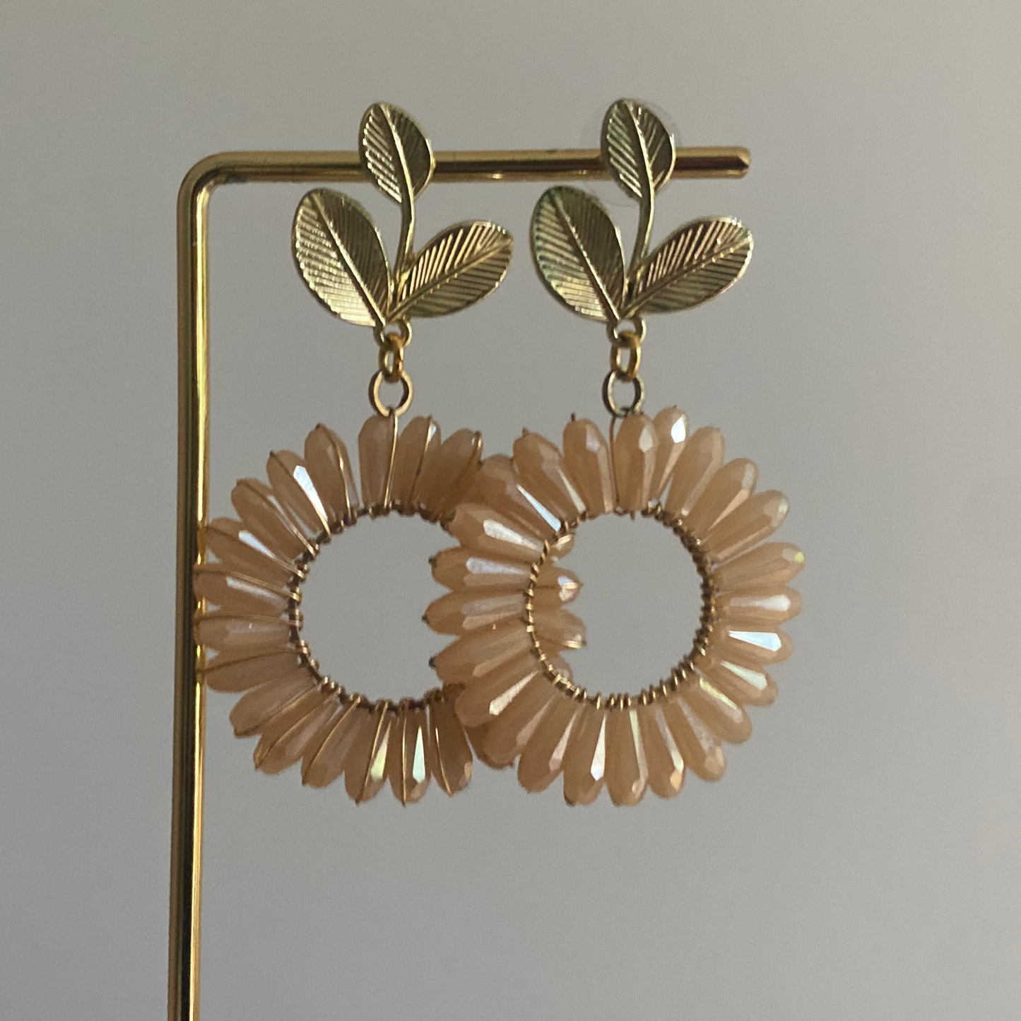 Statement bloem oorbellen met 14K vergulde blad stekers en een bloemachtige hanger in beige