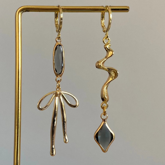 Handgemaakte 14k vergulde Lellebel oorbellen "Asymmtrische strik" in de kleur grijs met een glad haakje.
