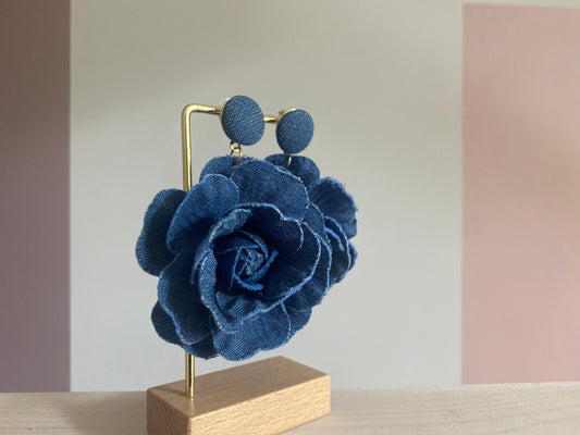 Statementoorbel van Jeans stof in bloemvorm