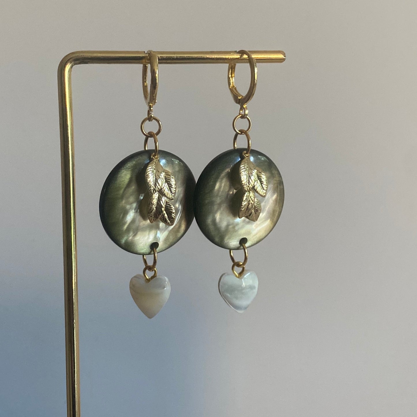 14K vergulde oorringetjes met blad
Bedels, mosgroene cabochons in catseye en een mini hartje in schelp