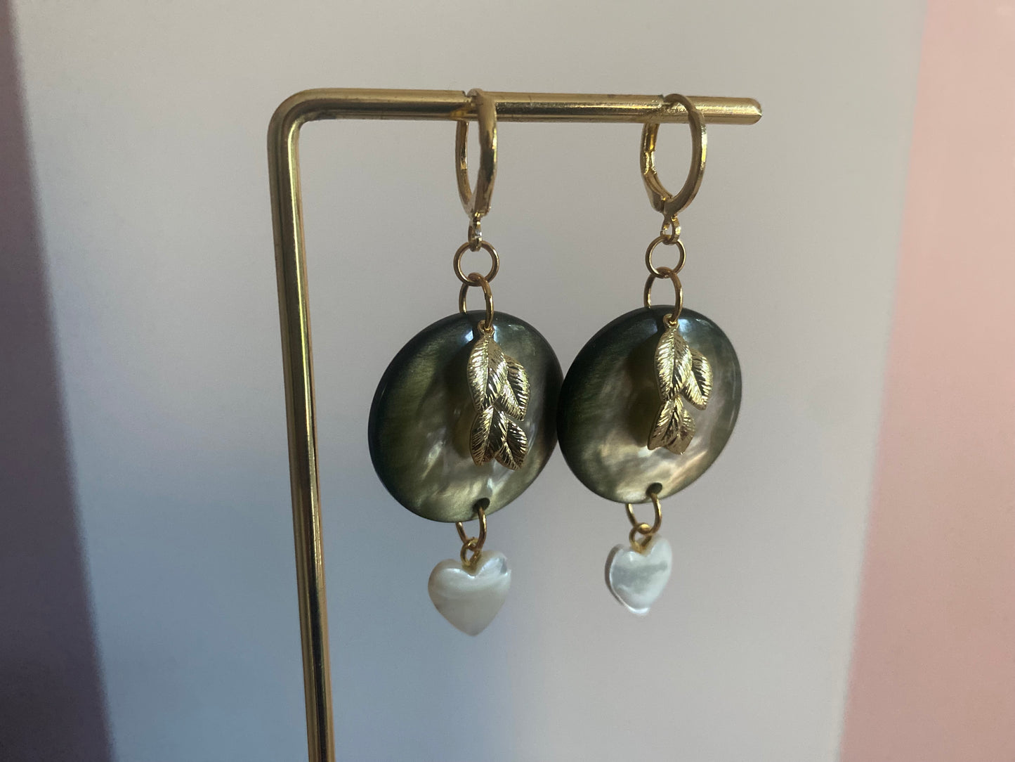 14K vergulde oorringetjes met blad
Bedels, mosgroene cabochons in catseye en een mini hartje in schelp