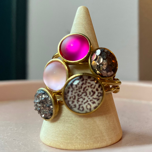 cabochon ringen in meerdere kleuren. lichtroze fuchsia, rose glitter, rosé, panter
