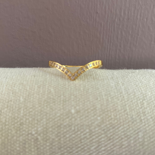 Minimalistische V-vormige ring van titanium, 14k verguld, maat 19 – elegant en stoer design voor dagelijks gebruik.