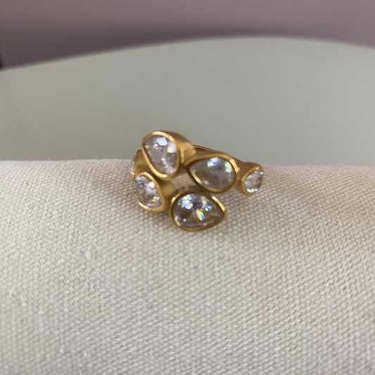 Buigbare 14k vergulde titanium ring, verstelbaar naar maat, elegant design met zirkonia details, hypoallergeen en duurzaam.