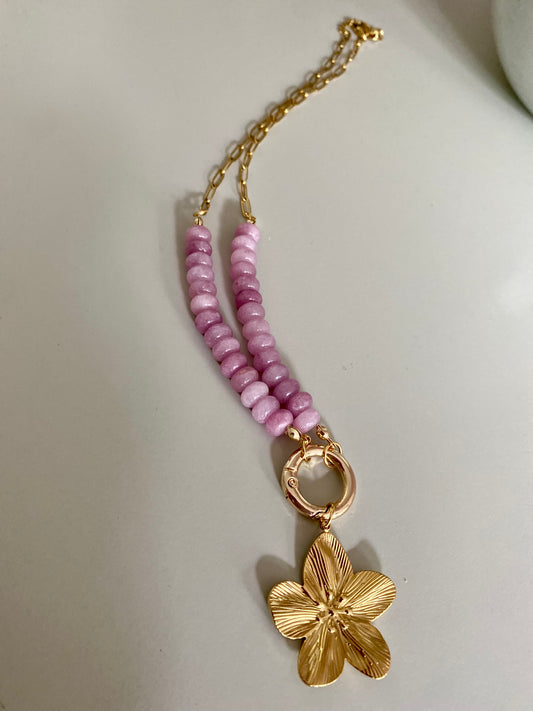 Handgemaakte ketting van Toermalijn natuurstenen met een 14K vergulde bloem bedel en RVS delen.