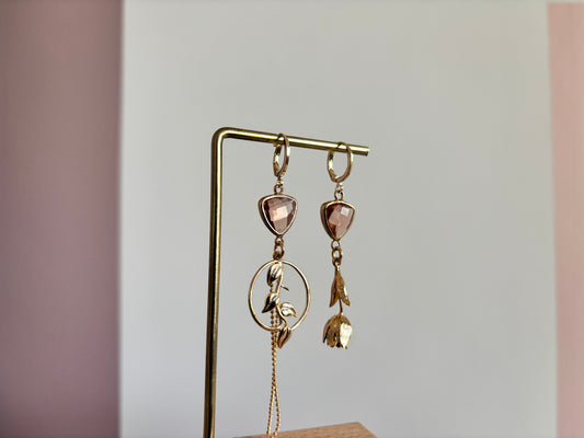 Asymmetrische 14K vergulde oorbellen met champagnekleurige glasbedels uit de Flora en Fauna collectie