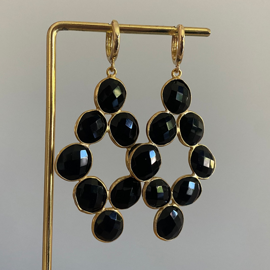 Ovale vergulde oorbel met zwarte onyx edelsteen, gefacetteerd, dames