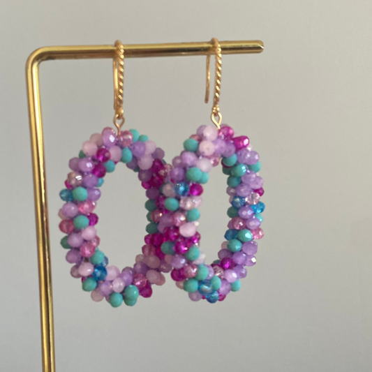 Statement oorbellen met kraaltjes in Lila, paars, zachtroze en zeeblauw aan een 14k verguld haakje