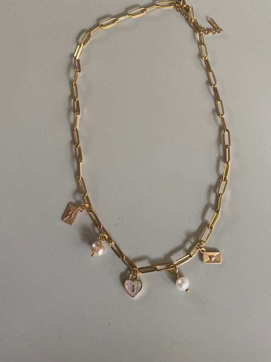 Goldplated schakelketting van roestvrij staal met 14k vergulde bedels — envelopje, parels en shell hartje, 45 cm lang.