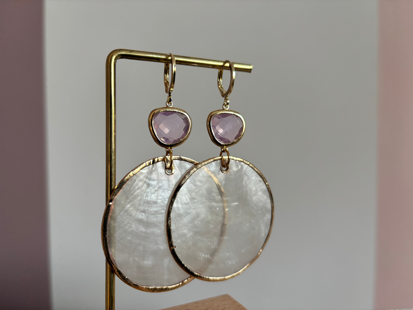 Grote ronde schelpoorbellen met lichtroze glasbedel en 14K gouden details