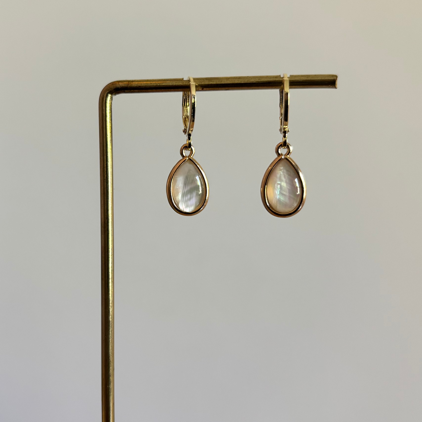 Oorbellen Shirley met druppelvormige schelpbedel, ca. 1 cm