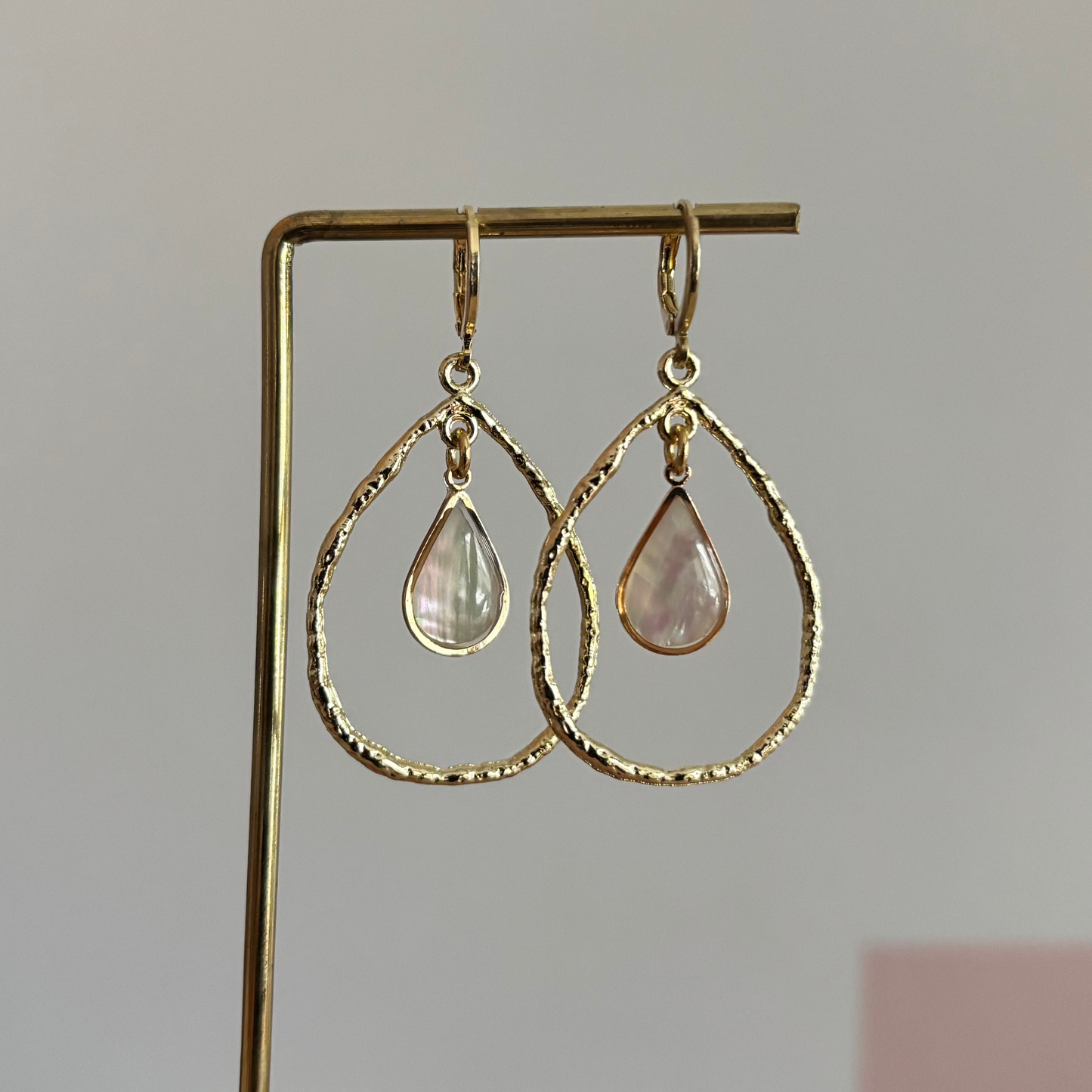 Handgemaakte 14K vergulde druppelvormige hangers gevuld door een Shell druppelvormige bedel.