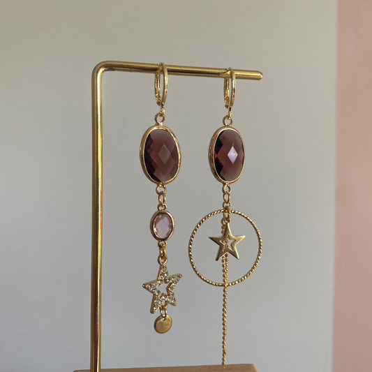Asymmetrisch oorbelpaar met 14k vergulde haakjes, bordeauxrode glasbedels, zirkonia ster, 14k vergulde ster en lichtroze glasbedel