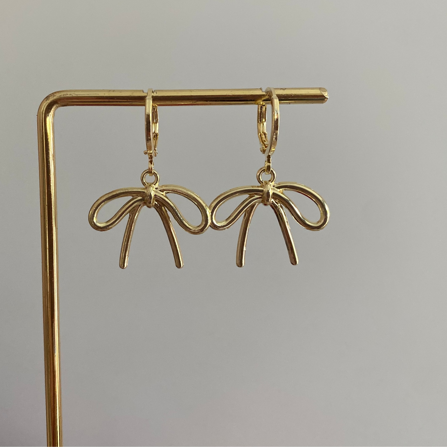 14k vergulde strikjes oorbellen, ca. 3 cm lang, speels en elegant ontwer