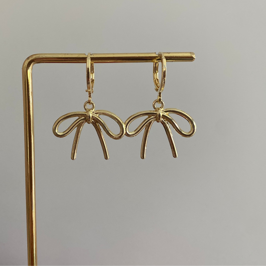 14k vergulde strikjes oorbellen, ca. 3 cm lang, speels en elegant ontwer