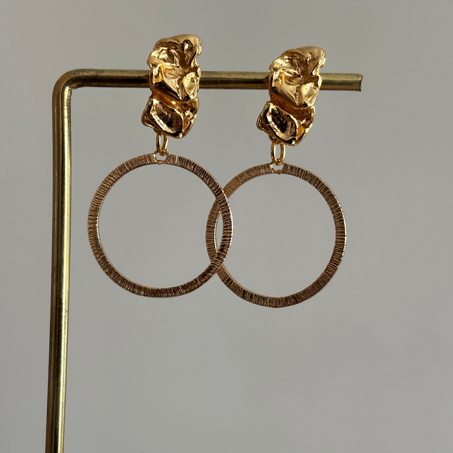 14k vergulde oorbellen Touch of Gold met gewrongen oorsteker en gehamerde ring, circa 4 cm lang.