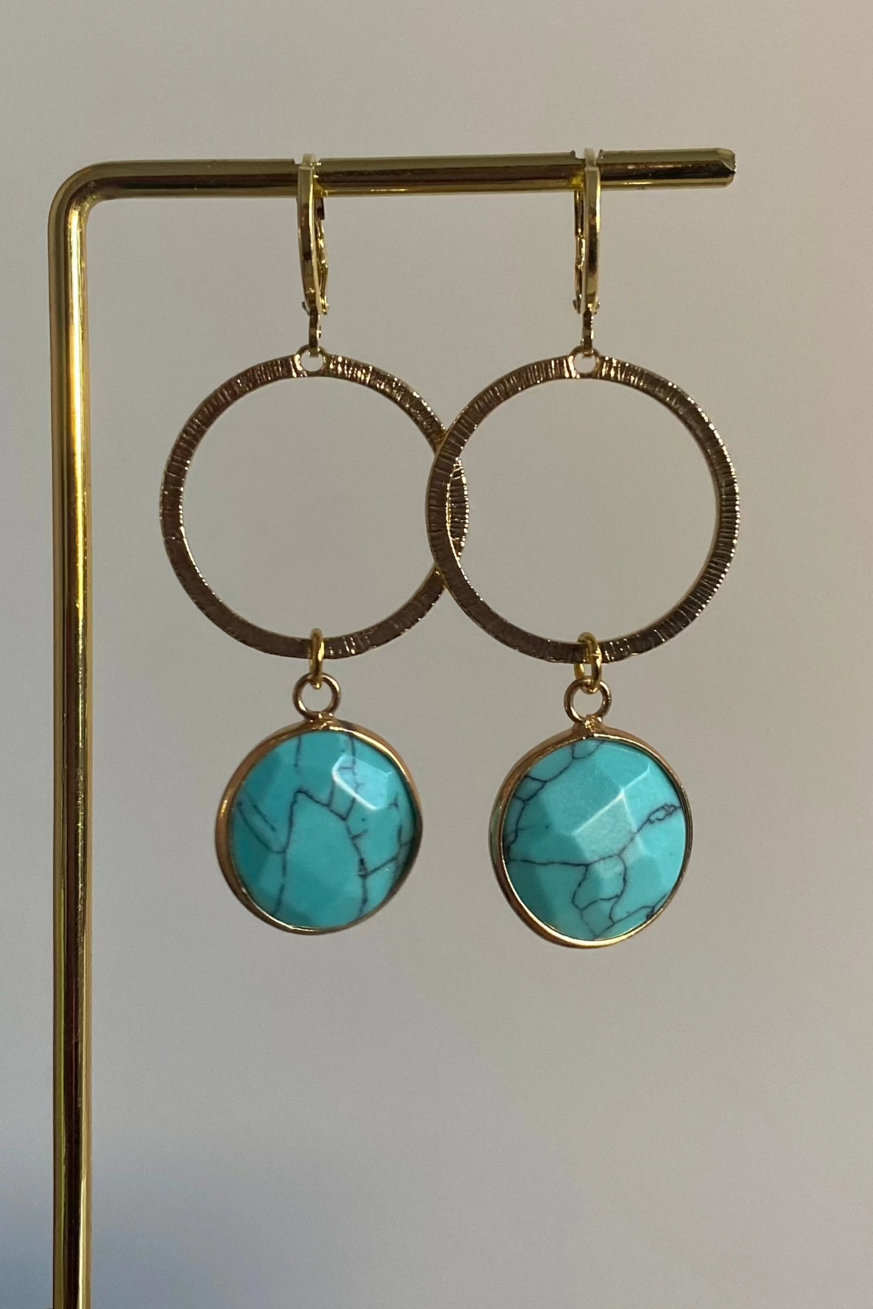 Handgemaakt paar met 14k vergulde gouden oorringetjes, gehamerde gouden ringen en turquoise natuurstenen