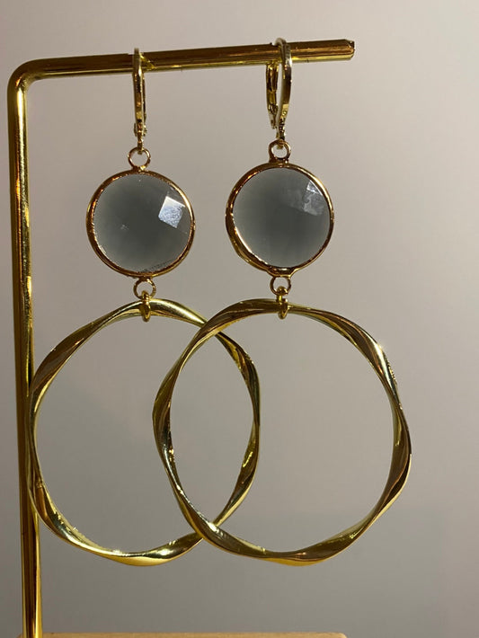 14K vergulde ringetjes met een grijze glasbedel en een 14K vergulde gedraaide grote hanger