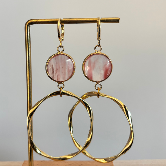 14K vergulde ringetjes met een watermeloenkleurige glasbedel en een 14K vergulde gedraaide grote hanger