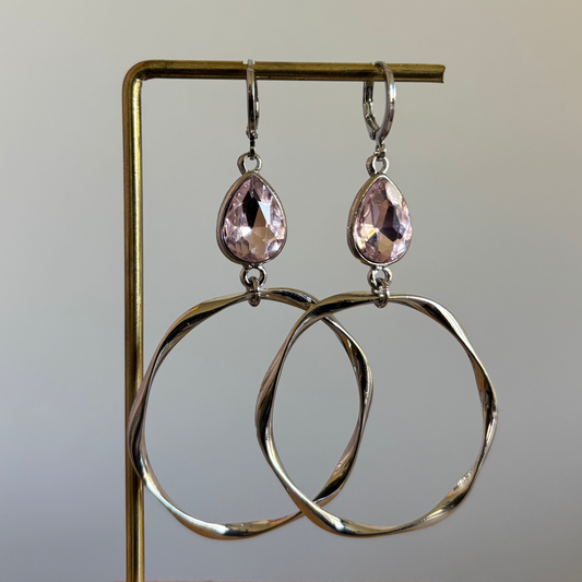 Zilverkleurige oorringen van 40 mm met lichtroze druppelsteen en klepsluiting