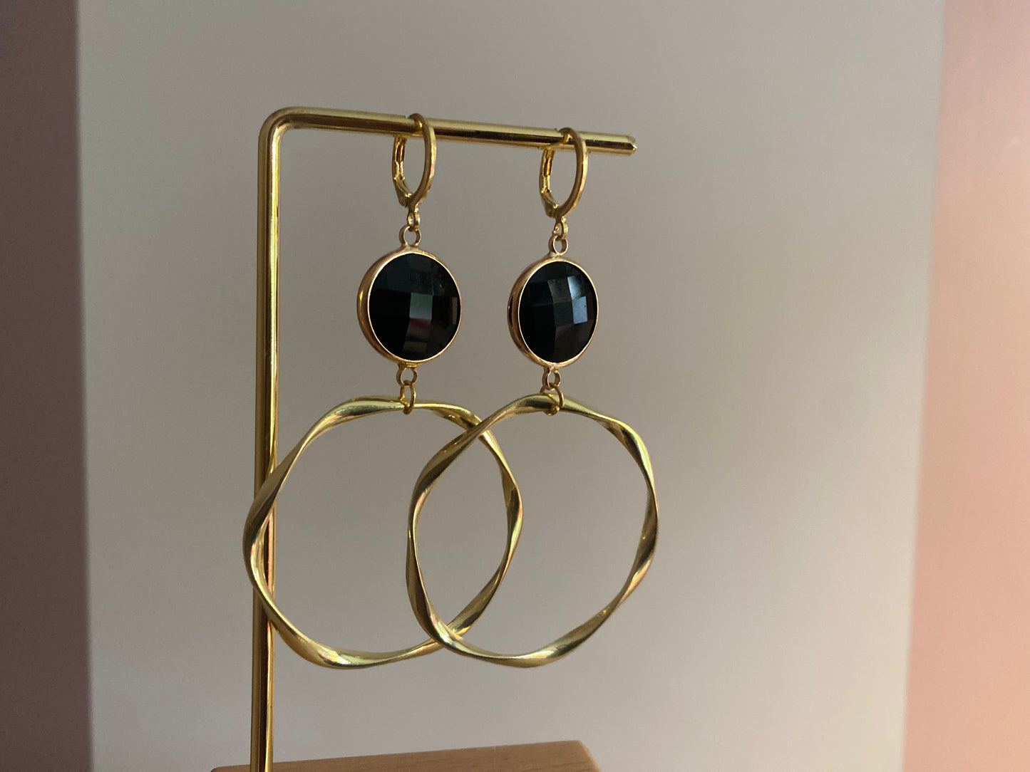 14k vergulde lichtgrijze oorringen met steen, 40 mm doorsnede en klepring-sluiting, ca. 5 cm lang.