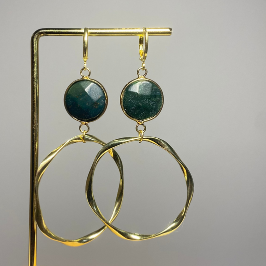 14K vergulde ringetjes met een groene natuursteen en een 14K vergulde gedraaide grote hanger