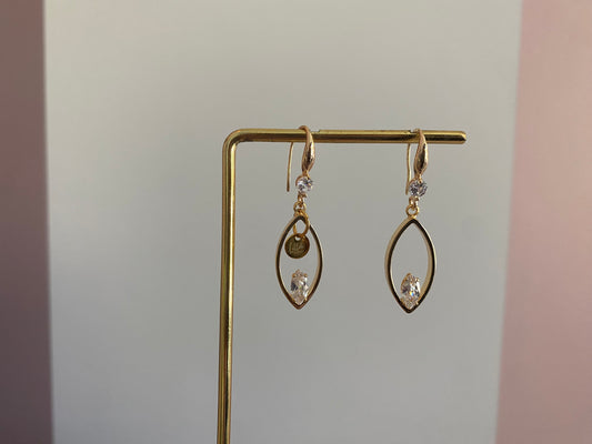 14K vergulde oorbellen met haakjes met zirkonia steen, druppelvormige hangers met daarin een zirkonia steen een het Lellebel sieraden logo