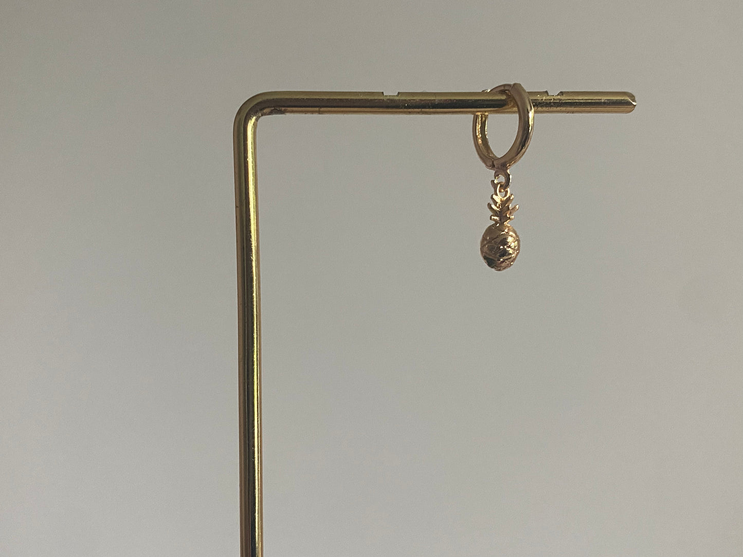 Handgemaakte 14K earparty oorbellen met een 14K vergulde ananas bedel