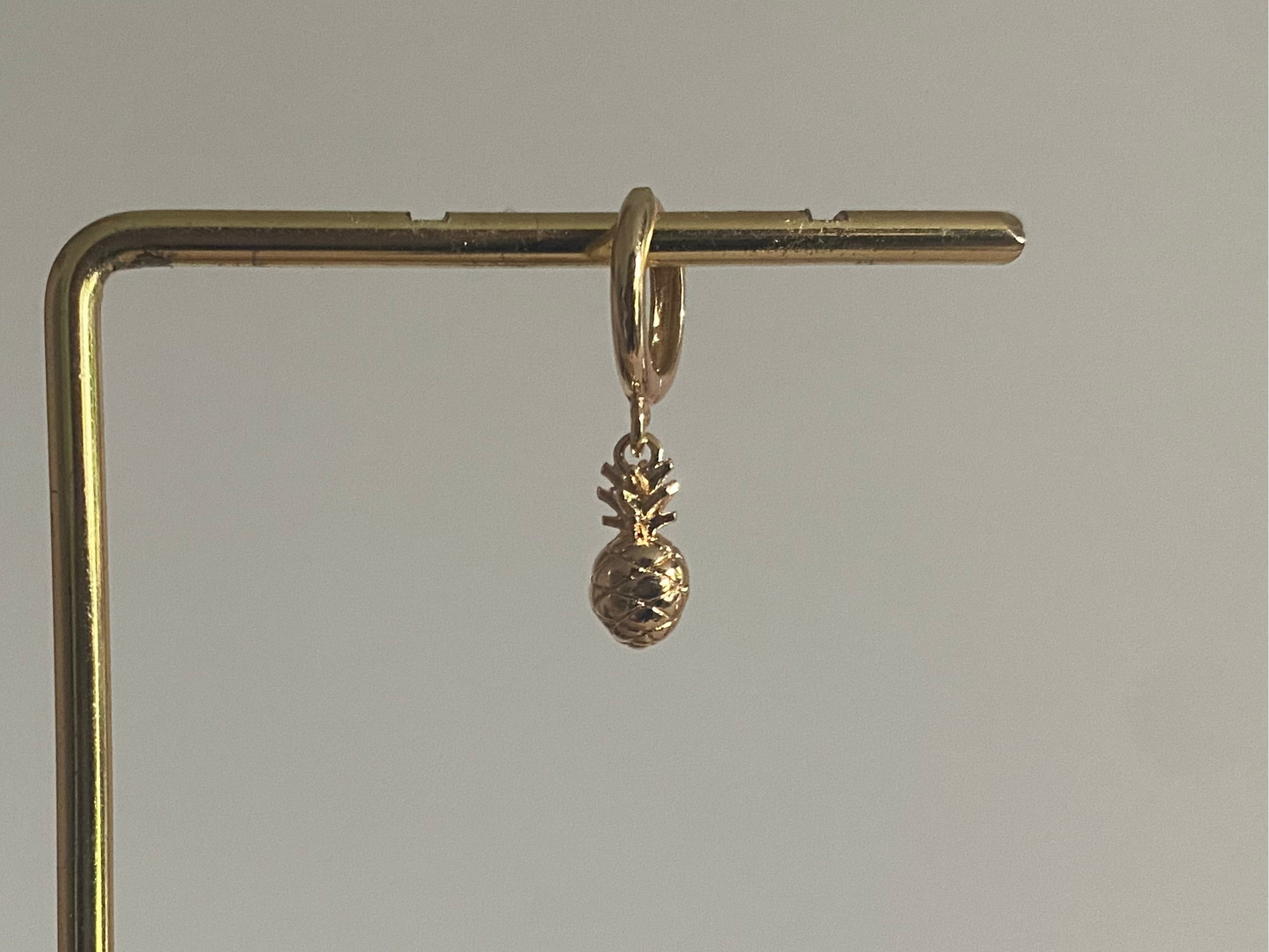 Handgemaakte 14K earparty oorbellen met een 14K vergulde ananas bedel